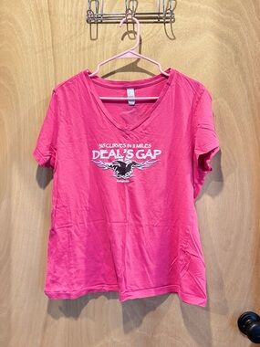 Deal's Gap Pink Graphic V-Neck T-Shirt